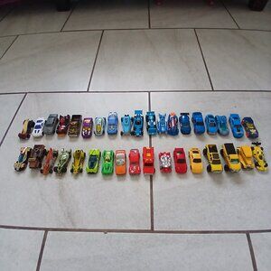 Hot Wheels Mattel Lot 36 Cars w/ Carrying Case Holds 100 Cars